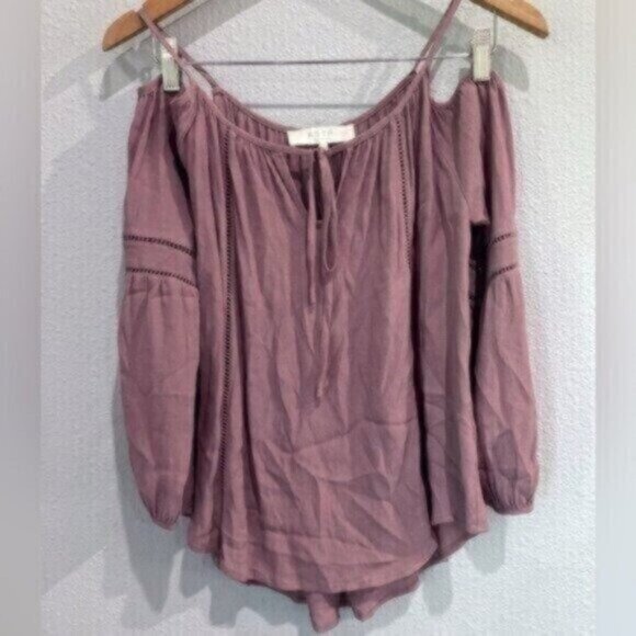 ASTR Feminine Boho Puff Sleeve Top Peasant Contemporary Long Sleeve Purple - Picture 1 of 6